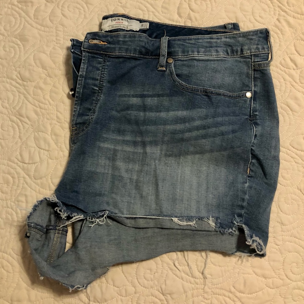 Torrid Distressed Shorts Size 24 🔥LIKE NEW🔥